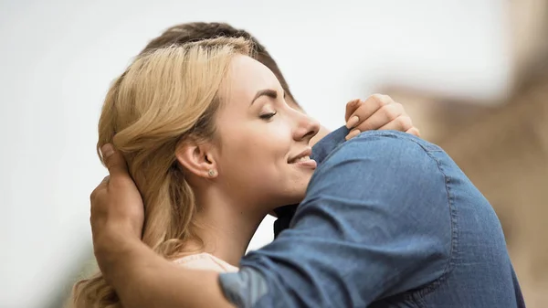 Novia y novio abrazándose, mostrando fuertes sentimientos románticos, primer plano — Foto de Stock