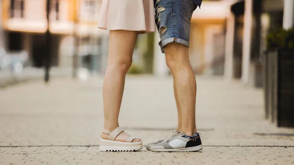 Pernas de homem jovem e mulher de pé perto uns dos outros, relacionamento romântico — Fotografia de Stock
