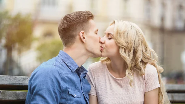 Γλυκό φιλί του όμορφο νεαρό ζευγάρι στην αγάπη, χαρούμενοι άνθρωποι απολαμβάνοντας ρομαντικές αποδράσεις — Φωτογραφία Αρχείου