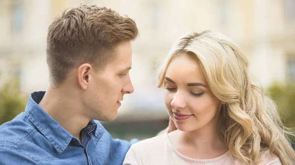 Mann schaut schöne junge Frau leidenschaftlich an, romantische Beziehung, Date — Stockfoto