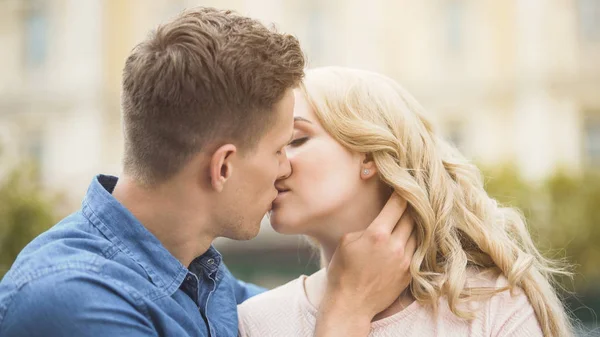 남성 및 여성 사랑 키스, 로맨틱 한 관계와 데이트에, 근접 — 스톡 사진