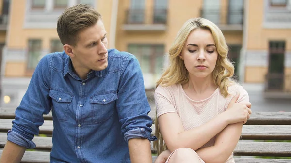 Fidanzato arrabbiato guardando fidanzata triste, donna che si sente in colpa, conflitto — Foto Stock