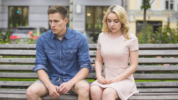 Petit ami déprimé et petite amie assis sur le banc après la bagarre, rompant — Photo