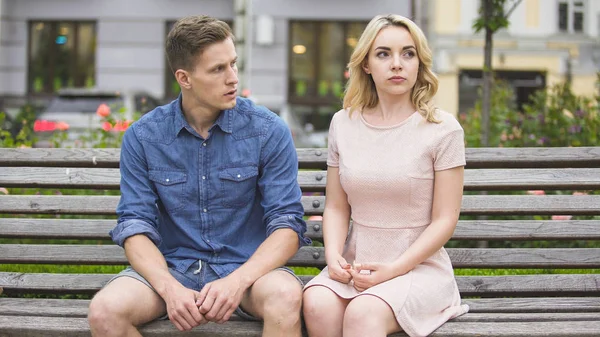 Man and woman breaking up on bench in park, conflict in relationship, problem — Stock Photo, Image