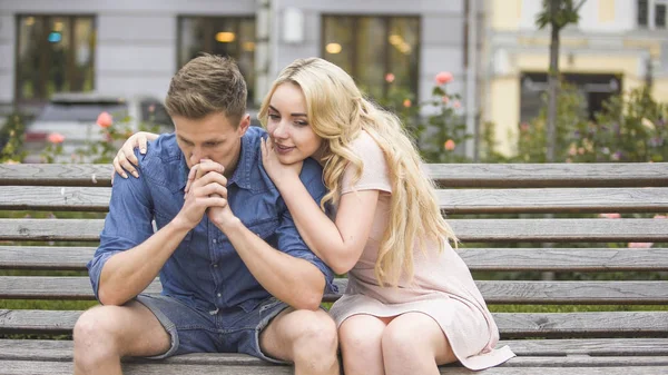 Ung man upprörd om problem, stöttande flickvän kramar honom med kärlek — Stockfoto