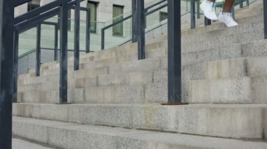 Spor salonuna gitmeden eğitim kentsel çalıştırmadan önce ısınma-up egzersizleri