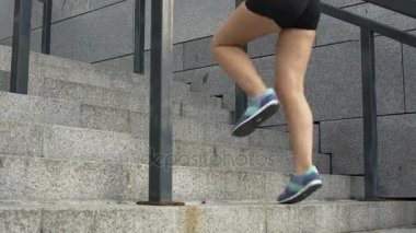 Kız öğrencinin beden eğitimi ders, selülit ve şişmanlık sorunları