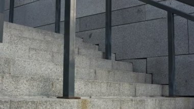 Kaç genç aile etkin hafta sonu dışarı, çalışma, koşu ve merdiven çıkma