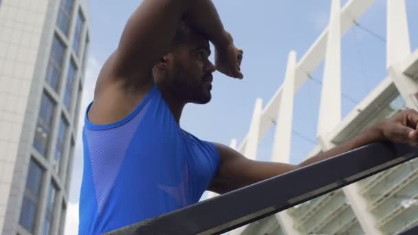 Muskulös kille trött på löpning, svettning och andas hårt, utvecklingsmål — Stockvideo