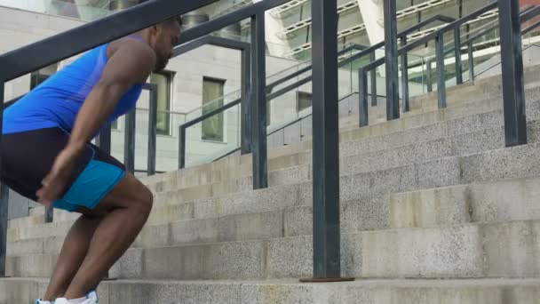 Exercícios de salto antes de correr, treinamento de coxa e pernas, complexo de queima de gordura — Vídeo de Stock