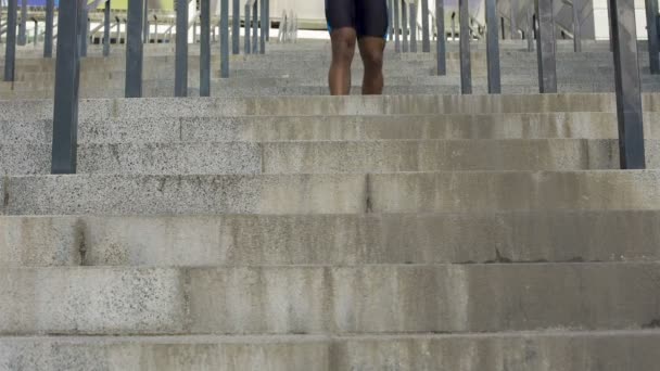 Närbild av muskulös manlig kör ner för trapporna, cardio träning utanför gym — Stockvideo