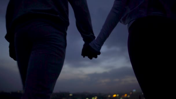 Preciosa pareja cogida de la mano, romántico lugar secreto para citas, relación — Vídeo de stock