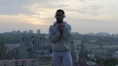 İlham verici müzik ve güzel sahne ile ısınma amaçlı İspanyol adam