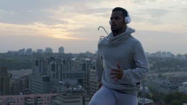 Atleta manteniendo su cuerpo en forma y tono de entrenamiento cada mañana en el techo de la casa — Vídeo de stock