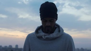 Gözleri yetiştirme ve dikkatle bakıyor kameraya, kendine güvenen adam ağır çekim