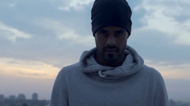 Gözleri, yetiştirme güçlü latin adam gidip gol için mücadele kararlı