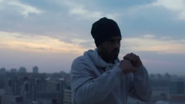 Kendisi daha önce düşman, gölge boks ile çatışma eğitimi atlet