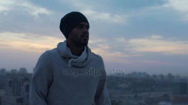 Isınma ve güçlü olmaya gölgelerle dövüş sanatları boks kendine güvenen adam