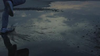 Tamamen emin korkusuzca puddle, kalite ile çalışan ayakkabı adamla