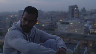 İspanyol adam etrafında, çatı, ret toplumda oturup rahatsız bakar