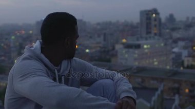 Latince birlikte geçmiş zaman hatırlayarak onun sevgilisi için üzgün ve bıkkın bir adamdır