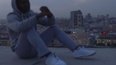 Adam üzgün onun hatası ve alacakaranlık şehir arka plan üzerinde yerine getirilmemiş kariyer hakkında