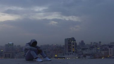 İspanyol adam kendini büyük şehirde yalnız ve gereksiz, yalnızlık hissi