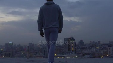 Yakışıklı adam Çatının kenarında meditasyon kendini duygu kendinden emin ve ücretsiz