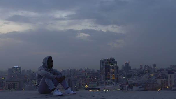 Homem latino meditando no telhado do arranha-céu tentando tomar uma decisão importante — Vídeo de Stock