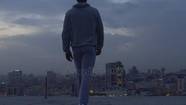 Guapo chico meditando en el borde del techo, sintiéndose seguro y libre — Vídeos de Stock