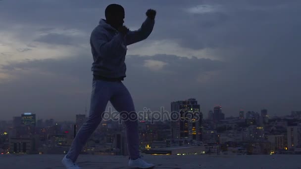 Joven persistente entrenando duro, preparándose para construir carrera deportiva, motivación — Vídeo de stock