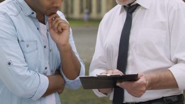 Öğrenci farklı yaklaşımlar sorunları çözmek için açıklayan üniversite öğretmen