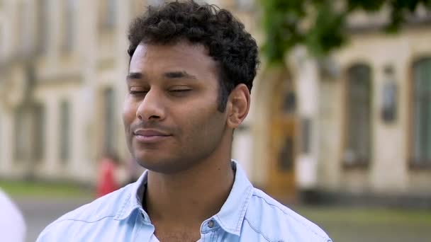 Heureux homme volontaire souriant à la caméra prêt à aider, non à l'indifférence — Video