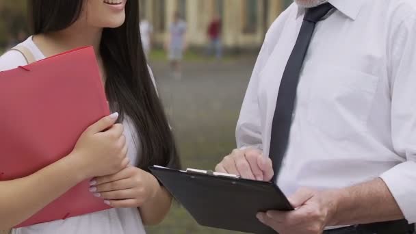 Profesör onun kız öğrencinin diploma proje planı değişiklik yapma — Stok video