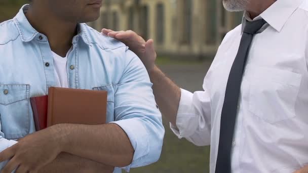 Lärare stöd och instruera blandad ras student som misslyckades examen, utbildning — Stockvideo