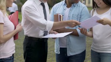 Mutlu öğrenciler grubuna Profesör Akademi dağıtma iyi test sonuçları