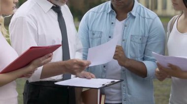 Yardımcıları ücretsiz yardım için gönüllü grubu görev dağıtmak küratörü listeler