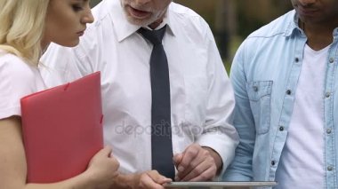 Yöntemleri bilgisayar, tablet kullanarak öğrencilerin açıklayan Ekonomi