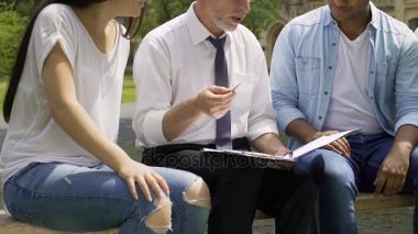 Önümüzdeki dönem, ekip çalışması için plan söz öğrenciler küratör tarafından çevrili