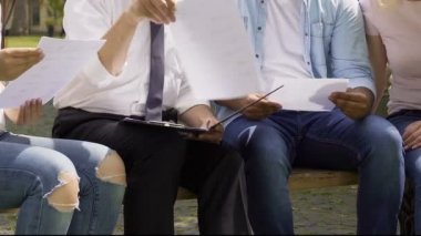 Öğrencilerin sınavı için hazırlamak yardımcı öğretmen eğitim görevlerde dağıtma