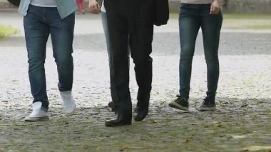 Sevgili Profesör, onu ders soru sormayı çevreleyen meraklı öğrenciler