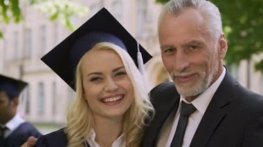 Mutlu baba zeki kızı Üniversitesi derecesiyle mezun gurur