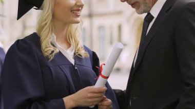 Öven ve diploma alma konusunda zeki kızı tebrik baba