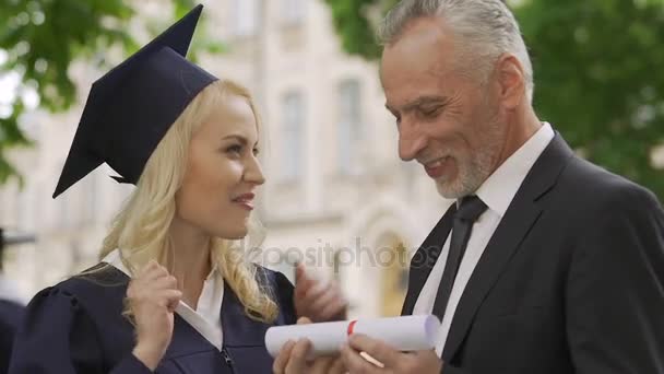Glücklicher Vater stolz auf Tochter und gratuliert ihr zum Bildungsabschluss — Stockvideo