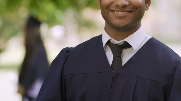 Uitwisselingsstudent diploma, duimschroef opwaarts onderwijssysteem tevreden tonen — Stockvideo