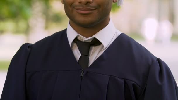 Graduado de la prestigiosa universidad con el cartel de inscripción me contratan, carrera — Vídeo de stock