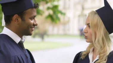 İki yüksek lisans öğrencileri planları gelecek için mezuniyet töreni sonrası tartışıyor.