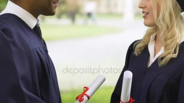 Çak bir beşlik, veren öğrenciler okul hayatı bitiminde sevindirici