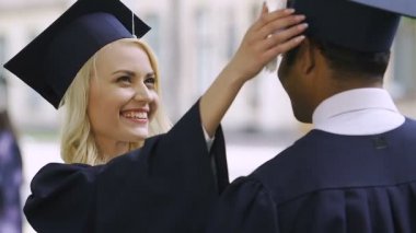 Lisansüstü kız onun kolej ayarlama adam onun sınıf arkadaşı ile flört