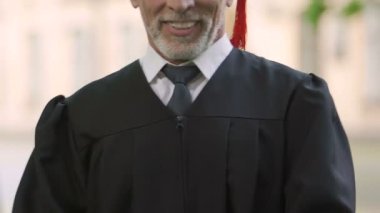 Olgun adam lise diploması, yüksek lisans eğitim alma gurur